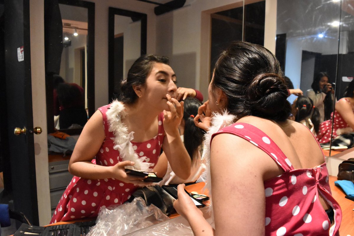CICACOLOMBIA's tweet photo. Nuestro equipo de trabajo en plena preparación, maquillaje, vestuario, textos, con amor y Dios siempre salimos al escenario queriendo darlo todo para nuestro público.....🙏🏻🎭💥 𝗭𝗼𝗿𝗿𝗼 𝘌𝘭 𝘥𝘪𝘴𝘦ñ𝘢𝘥𝘰𝘳 https://t.co/0n8ux1PNR9