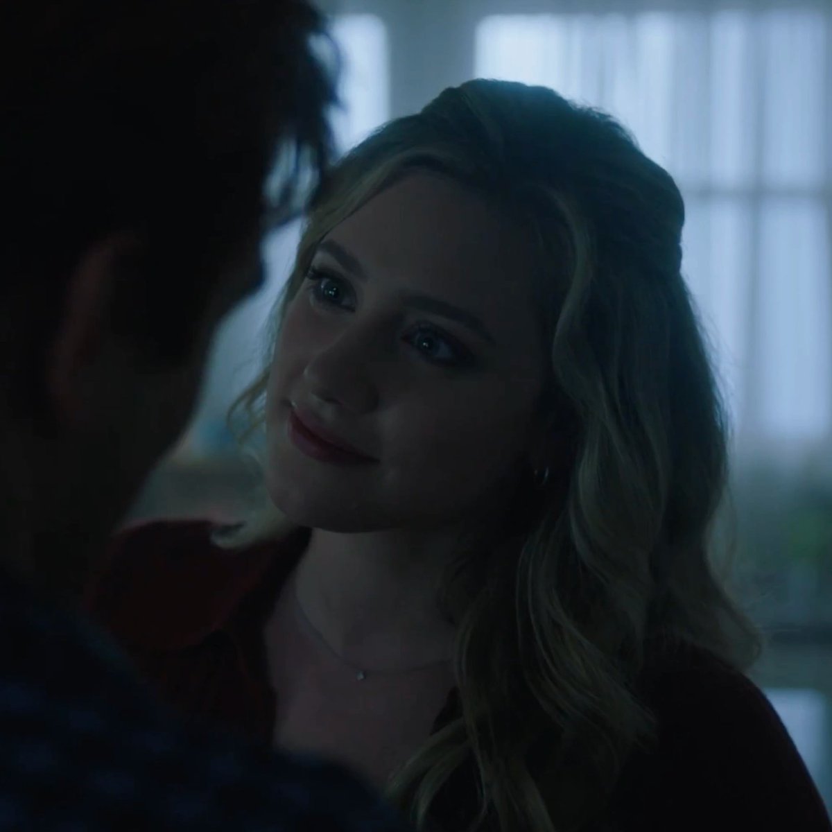 Barchiedaily's tweet photo. THEY'RE SO IN LOVE I CAN'T! #RIVERDALE https://t.co/60PqQfT0HJ