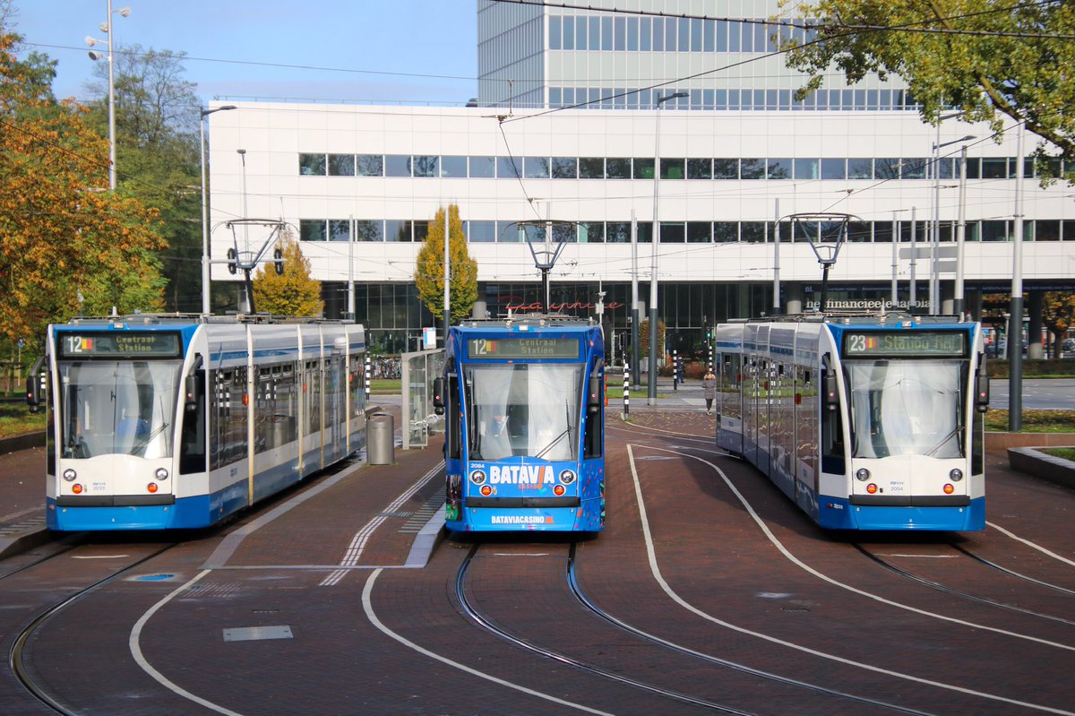 TrainspotterA's tweet photo. 3 op een rij. Afgelopen weekend reden er geen metro’s tussen Overamstel en Station RAI. @GVBnieuws zette hiervoor pendeltram 23 in tussen Amstelstation en Station RAI. Op een rij staan Combino’s 2033, 2084 en 2054 bij het Amstelstation. https://t.co/ErkawN9z96