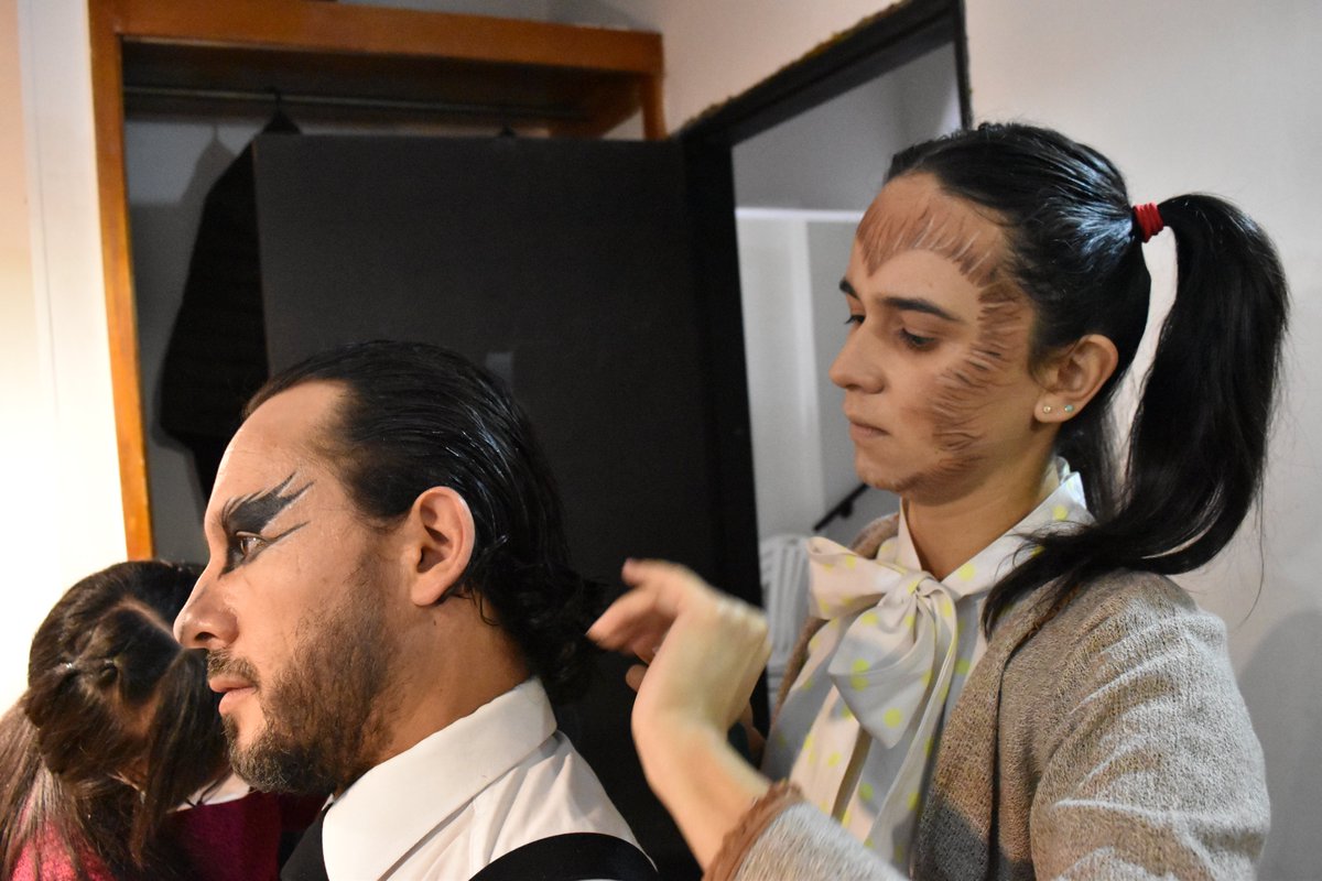 Nuestro equipo de trabajo en plena preparación, maquillaje, vestuario, textos, con amor y Dios siempre salimos al escenario queriendo darlo todo para nuestro público.....🙏🏻🎭💥 𝗭𝗼𝗿𝗿𝗼 𝘌𝘭 𝘥𝘪𝘴𝘦ñ𝘢𝘥𝘰𝘳
