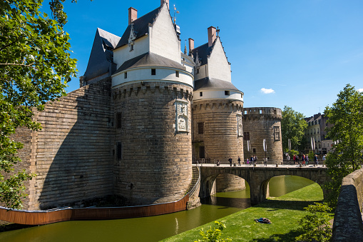 🏰🤴👑  The city of the Dukes quite simply because there are the castles of the Grand Dukes of Brittany. Nantes also has other small nicknames like "the queen of the magnolias" or the "Venice of the West."
Credit photo: iStockphoto