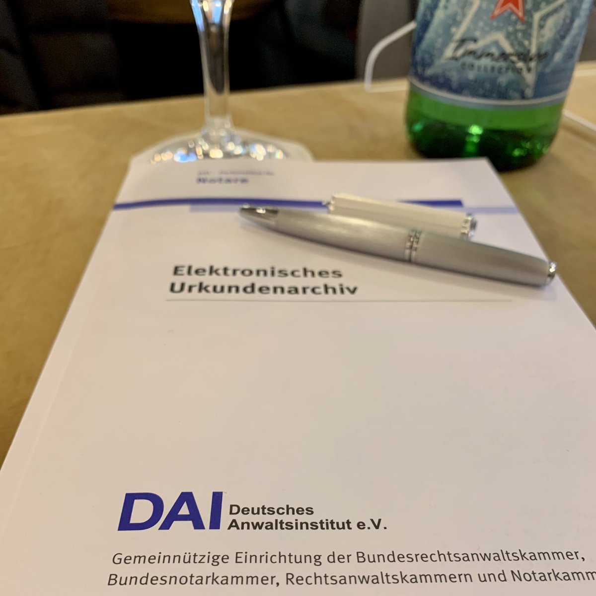 wolf_bartsch's tweet photo. Alles neu in 2022. Das elektronische Urkundenarchiv steht vor der Tür. Da ist so eine Fortbildung in #Lübeck doch schon hilfreich. #advokaturontour #notar #advokatur #mölln #DAI #BNotK https://t.co/MufcZzCQ6M