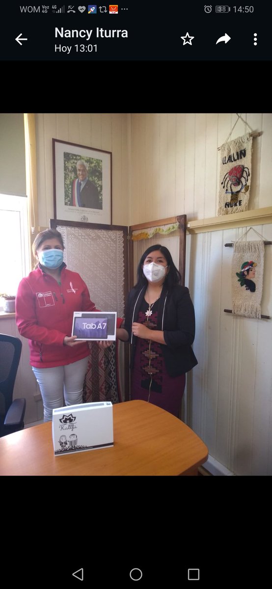 🔵 Por tener el mejor rendimiento académico en la Escuela Mujer Emprende de SernamEG,  Natalia Iturra Catribil es reconocida y recibe dispostivo eléctrico, Tableta, a través de la directora del
@SernamEG_IX Sara Suazo Suazo.