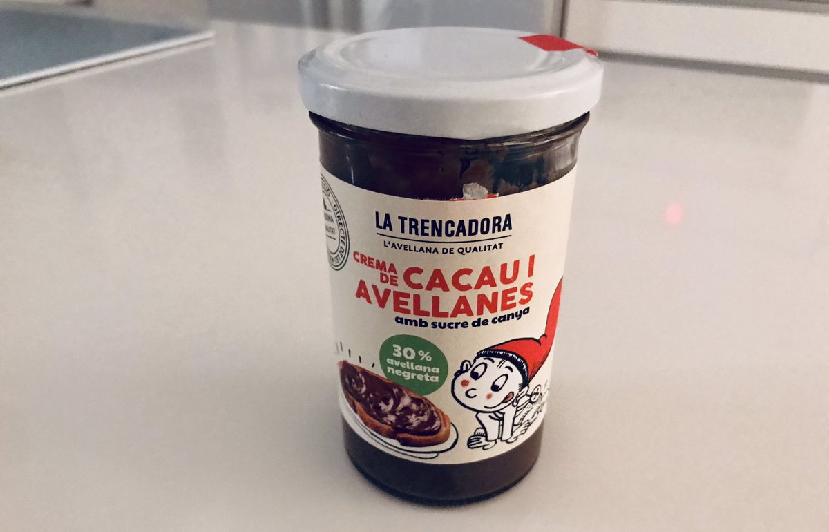 jaumeclotet's tweet photo. Ma filla volia un brioix amb una coneguda marca de crema de cacau. Sense avisar-la, n’hi he posat d’aquesta altra que vaig comprar l’altre dia. Li he preguntat si li havia agradat i ha dit que més que altres cops. Prova superada i nova marca respectuosa amb la llengua al rebost. https://t.co/x0G9k3DXe3