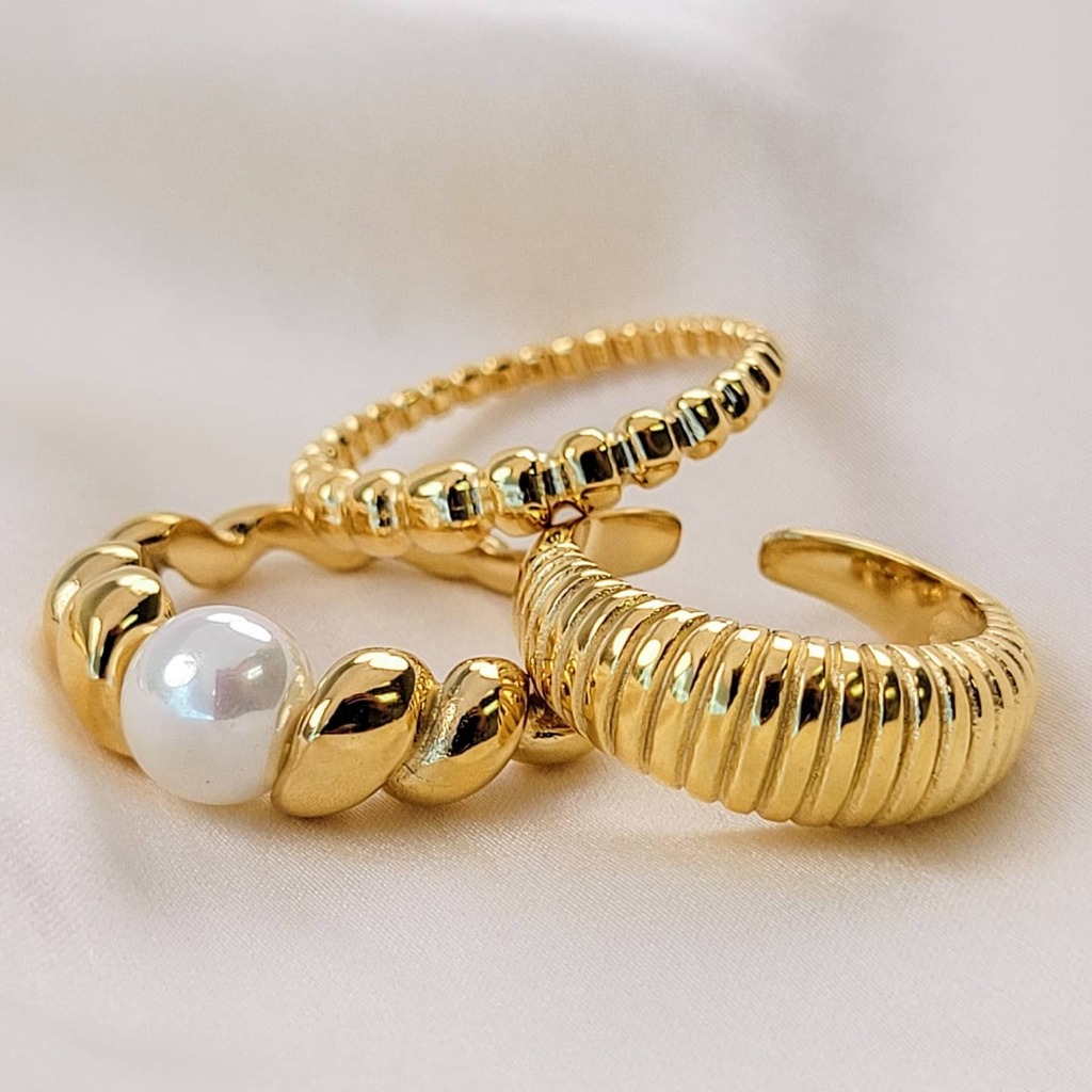 Obsessing over the NEW waterproof rings 💫

#ringsofinstagram #jewelry #goldplatedjewelry #ringstack #giftideas #goldrings #tarnishfreejewelry #stockingstuffers #blackfridaysale instagr.am/p/CWWIg8kJjUg/