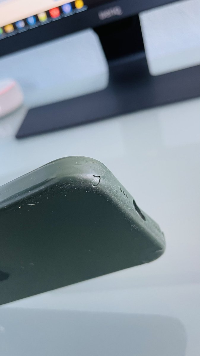 Zavodlsr's tweet photo. Ni un año me duró su funda, no recibió golpes y aún así se está rompiendo de la nada 😤
#Apple
#MacStoreMx https://t.co/C22o959fM5