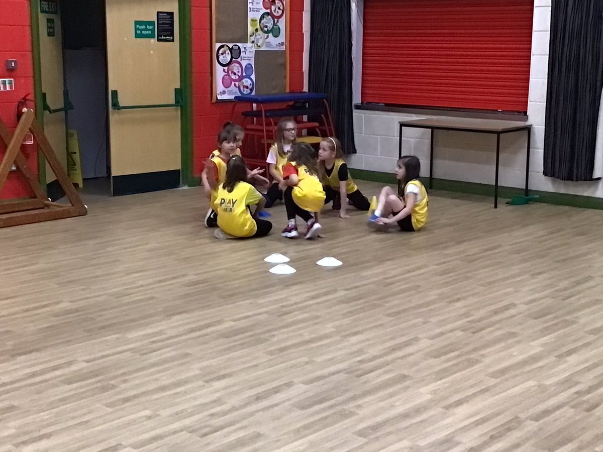 girlsfootyTPS's tweet photo. Great to see some new members in our Year 3 girls football club today. They settled in well. We focused on teamwork and moving with the ball ⚽️ @FAWTrust #uefaplaymakers @Year3TPS https://t.co/48kKCYXqrz