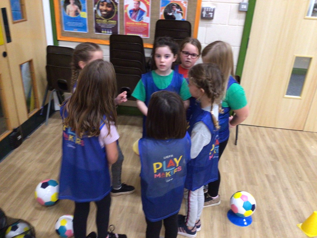 girlsfootyTPS's tweet photo. Great to see some new members in our Year 3 girls football club today. They settled in well. We focused on teamwork and moving with the ball ⚽️ @FAWTrust #uefaplaymakers @Year3TPS https://t.co/48kKCYXqrz