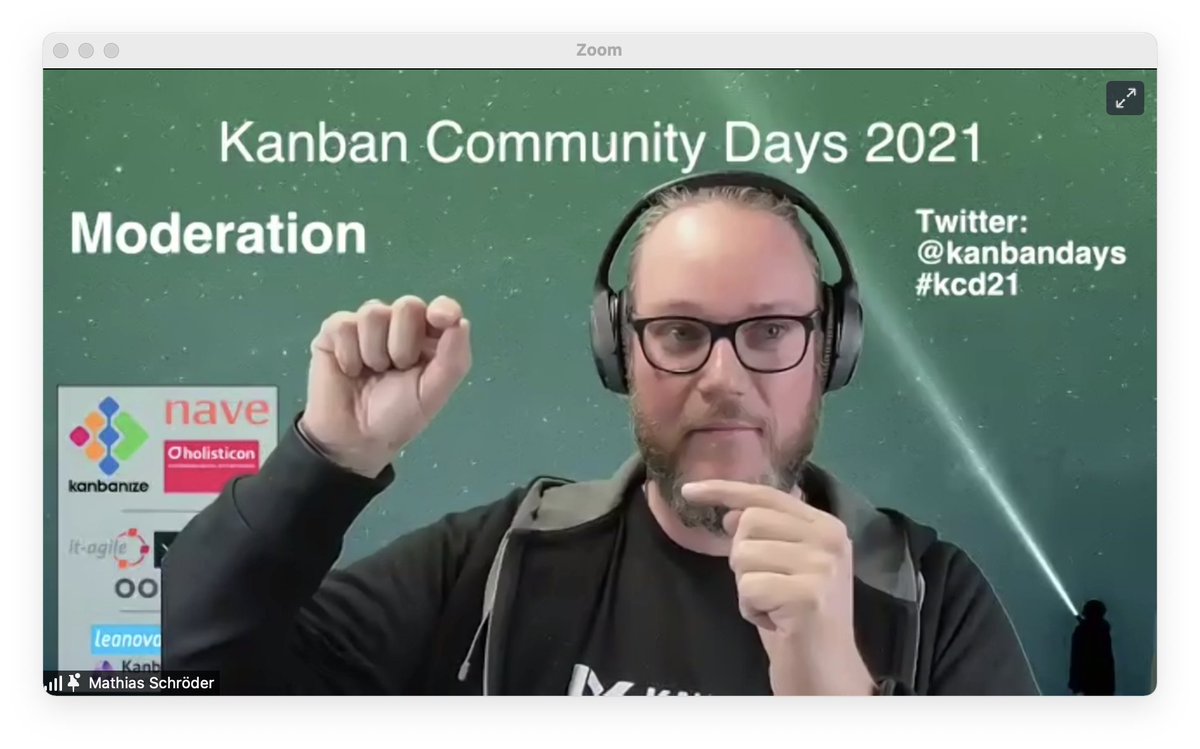 KanbanDays's tweet photo. MC @schroedMat rappt den Tagesausklang der #KCD21 vor dem Networkingevent. Haburger Schule, hat Style. https://t.co/fpM2GGnJou