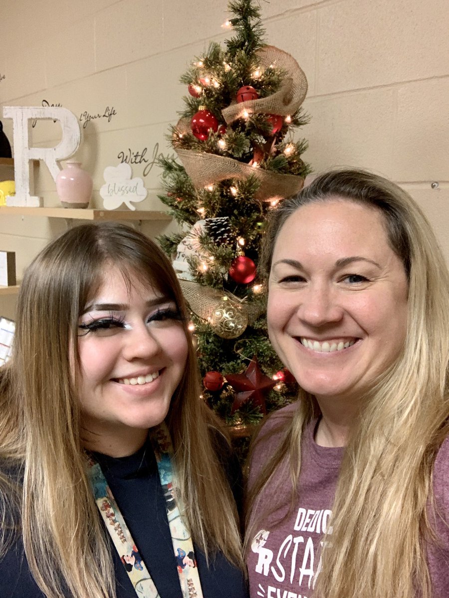 MachaMarci's tweet photo. So thankful to this young Longhorn for helping us set up our 21-22 tree!!! Can’t wait to get it out in the hallway! #WeAreGR #Gratitudechallenge https://t.co/ylbya0Dz1b