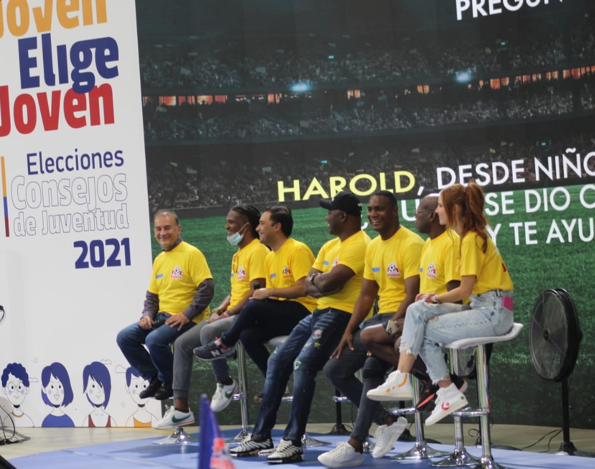 #Hoy, por instrucción del <a href="/MinInterior/">MinInterior Colombia</a> <a href="/DanielPalam/">Daniel Palacios</a> en #Barranquilla, junto a <a href="/JuanSeArangoC/">Juan Sebastián Arango C.</a> <a href="/ColombiaJoven/">Juventudes Colombia</a> y 4 ex figuras del fútbol colombiano: <a href="/TinoAsprilla/">Faustino Asprilla</a> <a href="/freddyrincon5/">Freddy Rincon</a> <a href="/HaroldLozano_CD/">C.D. HAROLD LOZANO</a> y <a href="/JJTrellezv/">Jhon Jairo Tréllez</a>. Invitamos a los jóvenes a votar por los Consejos de Juventud este 05/Dic.