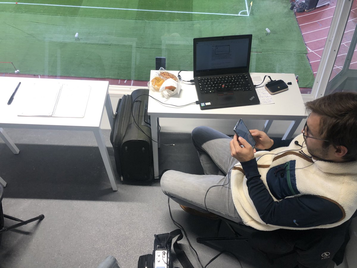 Ce commentaire de #FINFRA... perché à 10m du terrain dans des cabines capsules, le micro dans la bouche d’aération pour choper l’ambiance... le poto <a href="/AlexandreVau/">Alexandre Vau</a> quasi sur mes genoux.. c’est ça qu’on aime 👍😛