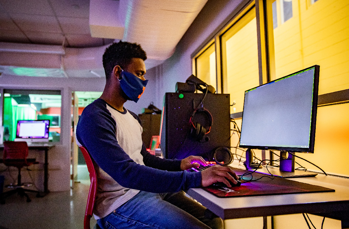 Illinois_Alumni's tweet photo. Illini have a host of leading-edge technologies at their fingertips to create virtual worlds and complex computer gaming scenarios thanks to @Illini_esports, a program that’s part of the CITL's Innovation Spaces. 

Read more: 
https://t.co/AyZGXJ7vFk https://t.co/gfMpbbXXxP