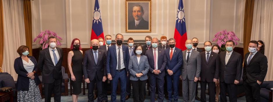 protagonistapy's tweet photo. 𝗘𝗨𝗥𝗢𝗗𝗜𝗣𝗨𝗧𝗔𝗗𝗢𝗦 𝗥𝗔𝗧𝗜𝗙𝗜𝗖𝗔𝗥𝗢𝗡 𝗦𝗨 𝗔𝗣𝗢𝗬𝗢
“𝗡𝗼 𝗲𝘀𝘁á𝗻 𝘀𝗼𝗹𝗼𝘀”, 𝗹𝗲 𝗱𝗶𝗰𝗲 𝗲𝗹 𝗺𝘂𝗻𝗱𝗼 𝗹𝗶𝗯𝗿𝗲 𝗮 𝗧𝗮𝗶𝘄á𝗻 https://t.co/MK10DOwIFI https://t.co/d7YCyTkSAY