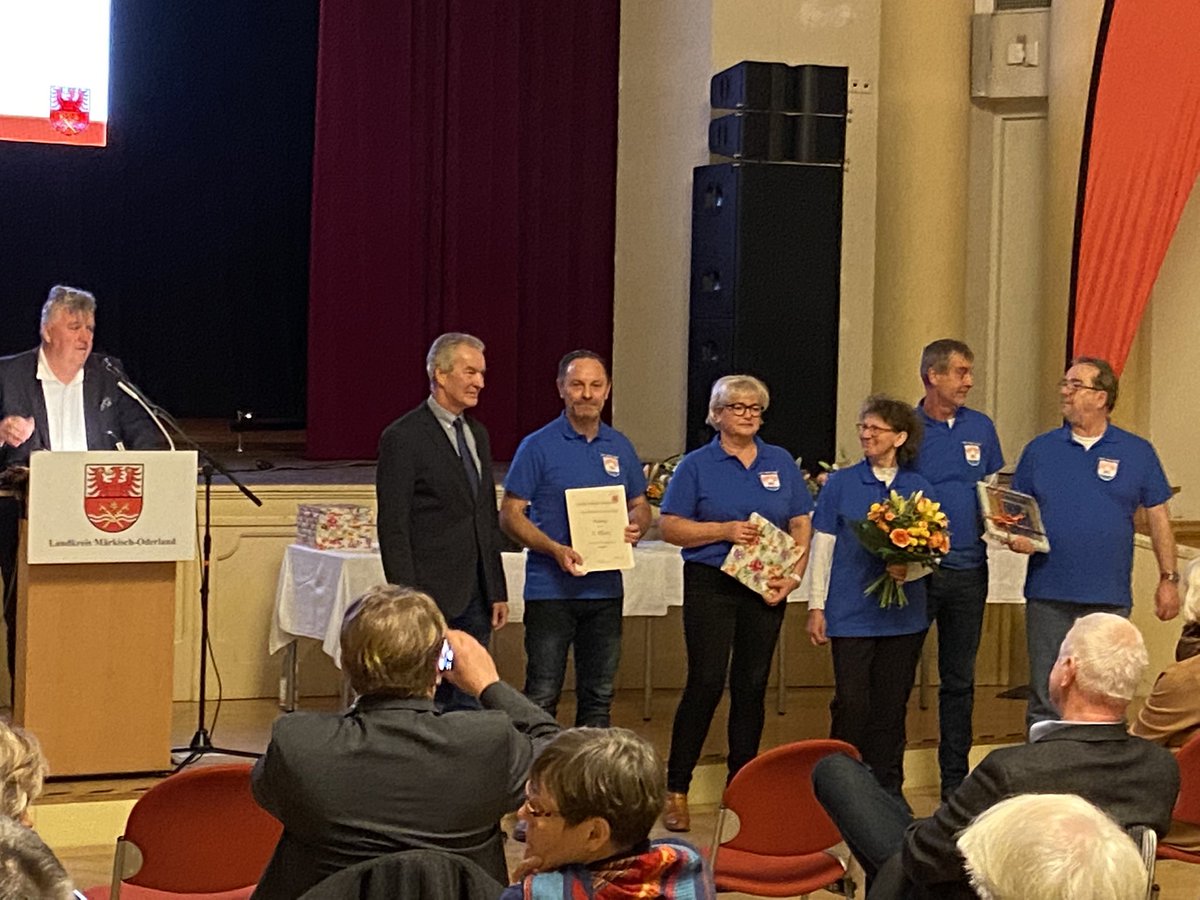 fs_golzow's tweet photo. Es gibt viele Sieger beim Dorfwettbewerb und zwei platzierte. Herzlichen Glückwunsch an #Podelzig zum ersten und #Neutrebbin zum zweiten Platz. #Golzow freut sich über einen Sonderpreis und euren Erfolg 👍👍👍 https://t.co/2Gc2vaAxOu