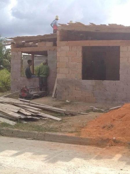 Colocación de cofre para la fundición de la losa de techo en la vivienda autofinanciadas de la Delegación de Recursos Hidráulico. Seguimos y seguimos