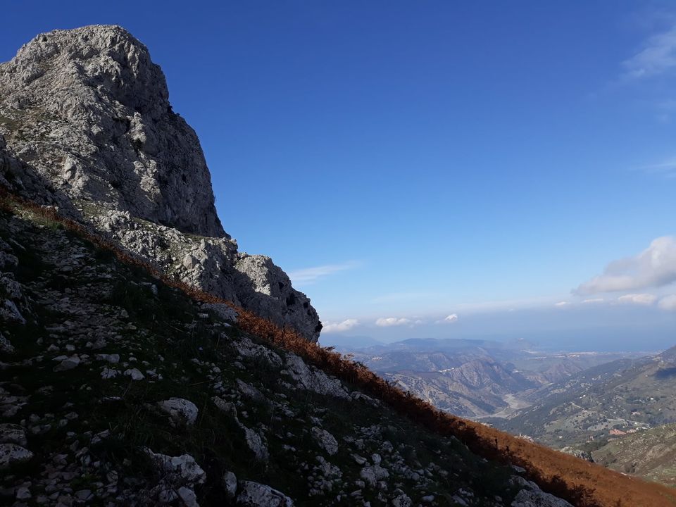 Giuseppe_Buemi's tweet photo. Un anno fa illustravo la ricostruzione poetica "La Terra dei Ciclopi" sull'ispirazione storica del mito. Ad agosto è stato un successo in molte escursioni, entrando nel corso di studi dell'Università di Nantes.

https://t.co/KKOJrtiTZS

@CasaLettori @LibriAmati #Odissea #Ciclopi https://t.co/OcdAsSLH2T