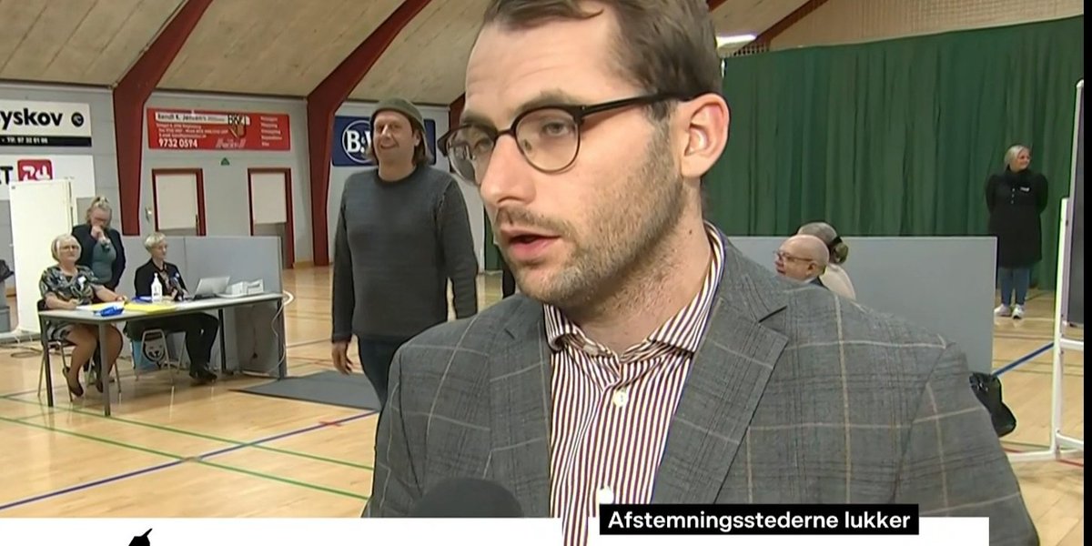 Stærkt af Anders Agger lige at lave en hurtig cameo på DR inden #ValgAmok <a href="/peterfalktoft/">Peter Falktoft</a> <a href="/EsbenBjerre/">Esben Bjerre Hansen</a>