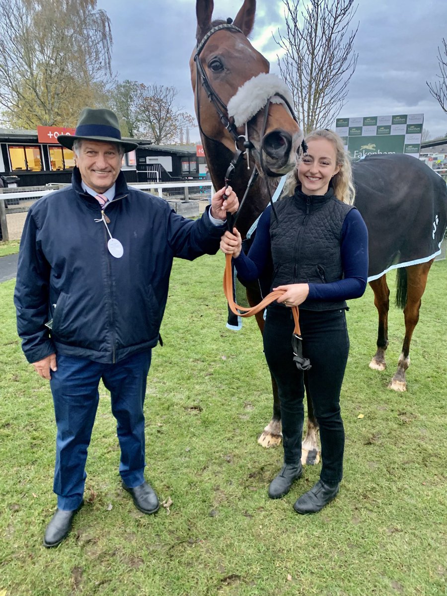 Bob Champion greets Gallopade  - owned &amp; bred by his nephew Nick Hussey - after he wins the bumper at his racing debut ⁦<a href="/FakenhamRC/">Fakenham Racecourse</a>⁩ today for trainer ⁦<a href="/wgreatrexracing/">Warren Greatrex</a>⁩ &amp; jockey Caoulin Quinn ⁦<a href="/BobChampion1981/">Bob Champion Cancer Trust</a>⁩ 🏇🏆