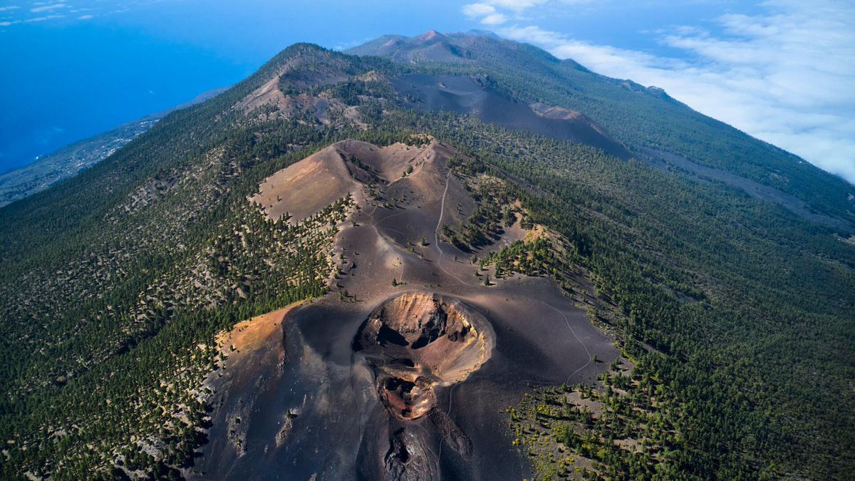TeideTweet's tweet photo. ¿Y si te digo que en Canarias no hay coladas de lava, ni cráteres, ni volcanes? 

Si te fijas en la toponimia de las islas muy rara vez, o nunca, verás la palabra "volcán", o "lavas", o "cráter". ¿Cómo es esto posible en una tierra donde cada montaña es un volcán?

Abro hilo🧵 https://t.co/hTKcKVTu7a
