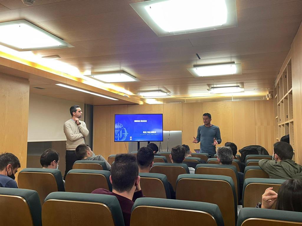 RVcantera's tweet photo. 🎓💜 Javier Torres Gómez y Álvaro Panedas han protagonizado hoy una jornada formativa en el @CEUFP 

📝 Microciclos y subdinámicas de entrenamiento, cuantificación de la carga, tareas, análisis… 

#pucela #RVcantera https://t.co/oJdDAWlrBl