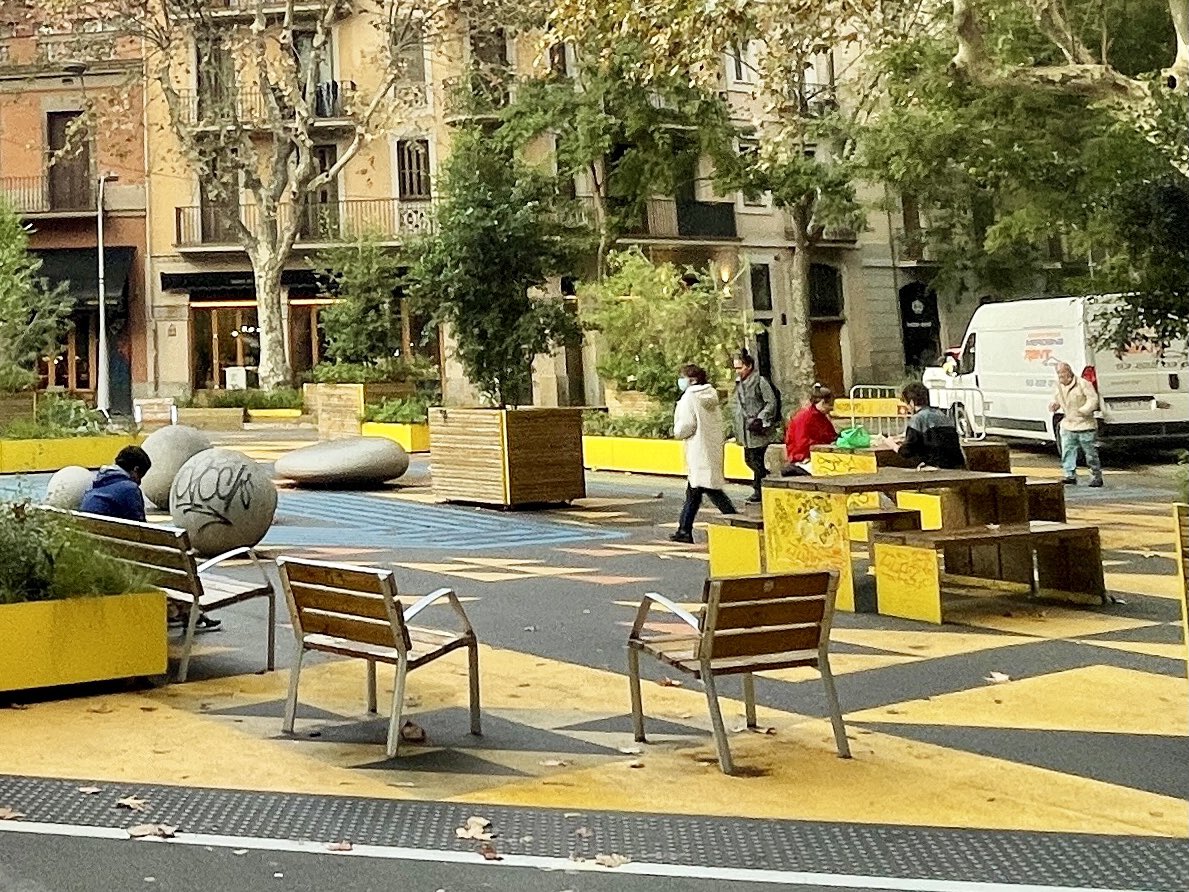 DavidASachs's tweet photo. I live a few blocks from one of Barcelona’s superblocks (superillas).

✅ kids scooting
✅ adults dining, walking, reading, selfieing
✅ drivers behaving
✅ trees &amp; plants growing

All where cars once dominated. Now they’re guests. Allowed, but more welcome on the outer streets. https://t.co/OqcP3hDwE7