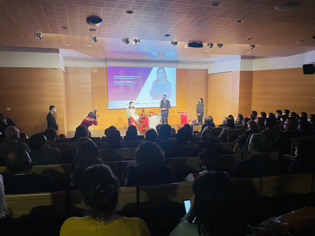 vitoriagasteiz's tweet photo. El alcalde ha participado en la entrega de los XXI Premios al Talento Femenino @AMPEA_MUJERES
Zorionak Leticia López de Luzuriaga de #Ikustec , @AmaiaAcha de @MeteoForEnergy Arantza Beitia de @upvehu y Elena Palomo de @energigune_brta https://t.co/iu07iEtOgh