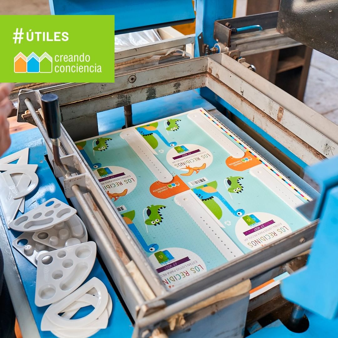 Nuestra línea de útiles ya tiene 1 año en el mercado y nos llena de satisfacción saber que estamos innovando, colaborando con quienes más necesitan y además cuidando el medioambiente 
Recordá que cada kit trae 1 regla compás, 1 transportado, 1 paleta de pinturas y 1 escuadra 🌈