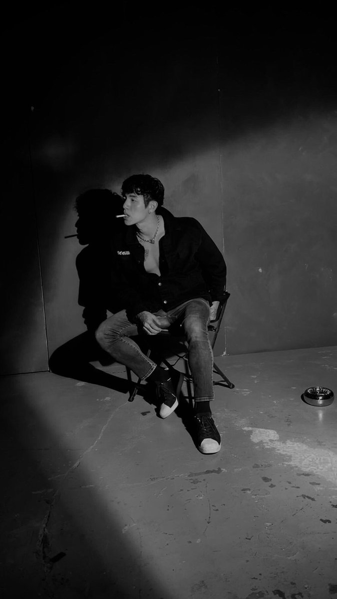 model ian attacks again! 🖤