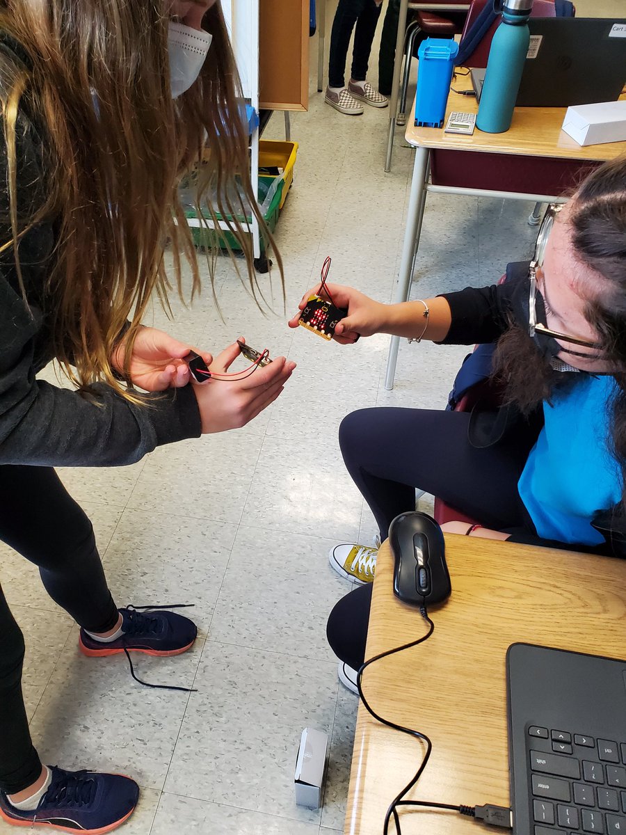 MsStroyan's tweet photo. Thank you @mfleonard231 for coming and teaching us about microbits! Students loved coding and extending their thinking. Many added their own flair to the task, making animations and sound. https://t.co/rh3HOtnbKb