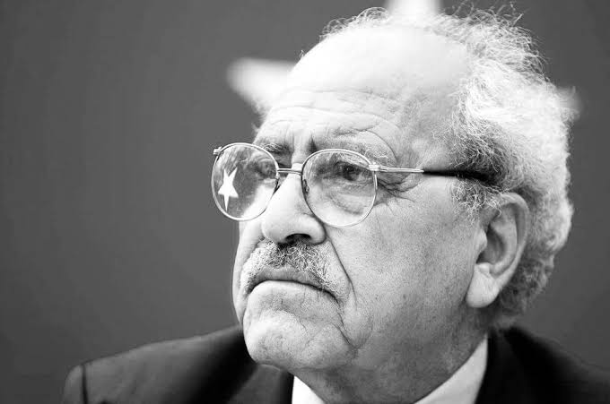 DergiKadeh's tweet photo. "Açma pencereni perdeleri çek
Mona Roza seni görmemeliyim
Bir bakışın ölmem için yetecek
Anla Mona Roza, ben bir deliyim
Açma pencereni perdeleri çek..."

Usta şair Sezai Karakoç'u kaybetmenin hüznünü derinden yaşıyoruz. Türkiye'nin ve edebiyat camiasının başı sağ olsun. https://t.co/R9Oiz0JQEe