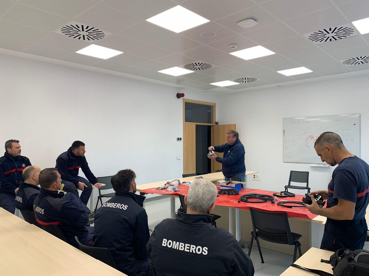 fernandezcenter's tweet photo. Nuestro gerente Francisco Fernández, ha estado esta mañana en el parque de Bomberos de Dos Hermanas para presentar e informar del Glp  en un curso al personal de este parque. https://t.co/MF9nPxboHh
