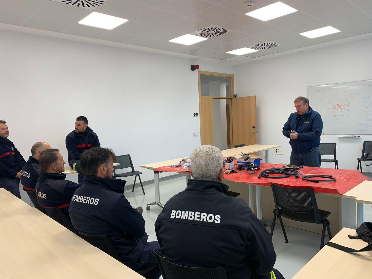 fernandezcenter's tweet photo. Nuestro gerente Francisco Fernández, ha estado esta mañana en el parque de Bomberos de Dos Hermanas para presentar e informar del Glp  en un curso al personal de este parque. https://t.co/MF9nPxboHh