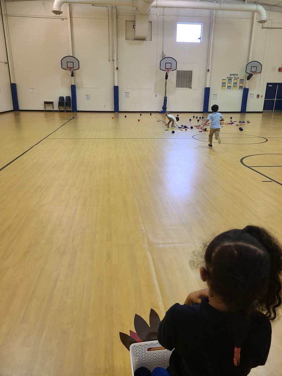 SpaldingPE's tweet photo. Playing Stuff the Turkey relay race with Kindergarten! What a great job they did! @principalSDE https://t.co/IT9tkO2K9y