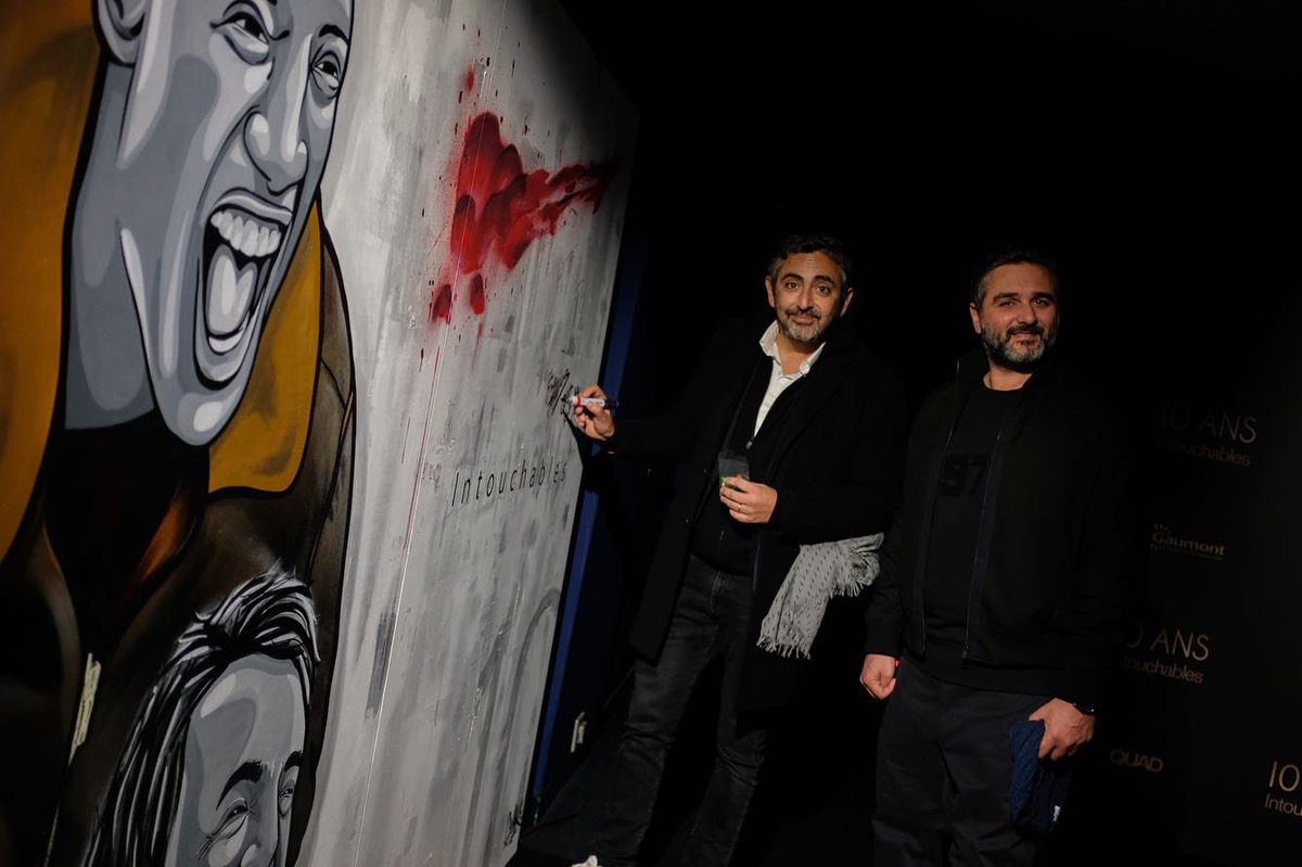 claks_one's tweet photo. Une peinture pour le 10e anniversaire d’Intouchables de @ToledanoNakache 
Un tableau de 260x195cm spécialement pour cette projection anniversaire.
Merci @Gaumont 
@OmarSy @francoiscIuzet 
Merci @arserge pour les photos ;) 📸 #intouchables #claks #gaumont https://t.co/CNOYQOgytb