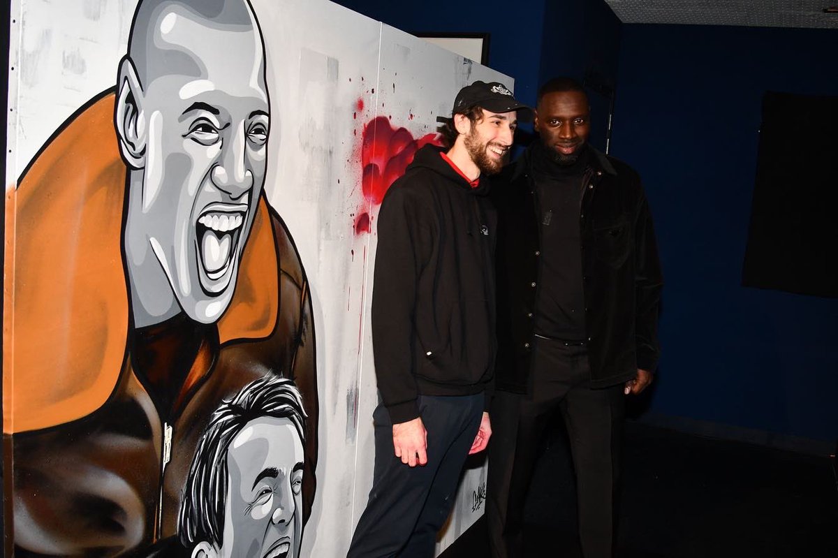 claks_one's tweet photo. Une peinture pour le 10e anniversaire d’Intouchables de @ToledanoNakache 
Un tableau de 260x195cm spécialement pour cette projection anniversaire.
Merci @Gaumont 
@OmarSy @francoiscIuzet 
Merci @arserge pour les photos ;) 📸 #intouchables #claks #gaumont https://t.co/CNOYQOgytb