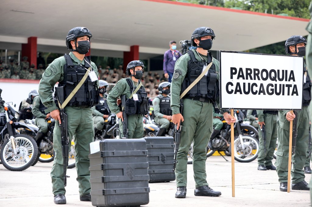 #EnFotos 📸 || De esta manera se realizó el despliegue de la #FANB para las próximas elecciones a celebrarse el domingo #21Nov21, con la finalidad de garantizar la Seguridad y Paz para todos nuestros Votantes.

<a href="/NicolasMaduro/">Nicolás Maduro</a> 
<a href="/vladimirpadrino/">Vladimir Padrino L.</a> 
<a href="/dhernandezlarez/">GJ. Domingo Hernández Lárez</a>
