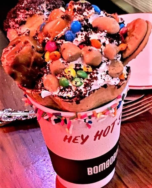 gailsbrownies's tweet image. We have an exciting announcement to make...you can now find Gail's Brownies in the hotter chocolate at @bombobar! This hot chocolate is a dessert lovers dream🤤

#bombobar #gailsbrownies #brownies #cookies #toffee #chocolate #brownielove #foodgifts #chicagofoods #chocolatelover