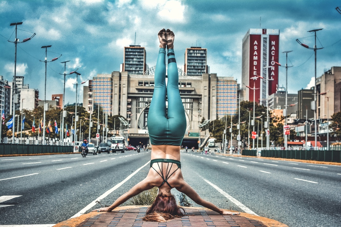 webnotitarde's tweet photo. Difred Colina, es un fotógrafo venezolano que rompe los esquemas, debido a que "saca la cámara donde nadie lo hace"

Una avenida muy transitada, una salida del metro o una autopista llena de ruido, son algunos de los escenarios elegidos para retratar a bailarines #16Nov https://t.co/ul2J8L8YWg