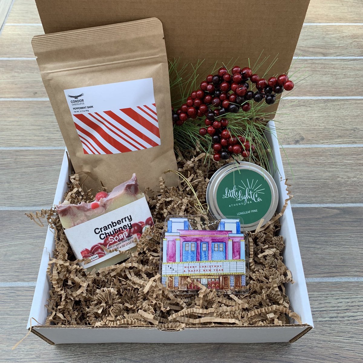 OnlyGAGifts's tweet photo. 🎄Christmas boxes are live!! 🎄

Choose from either the Classic City Christmas Box or the Athens Christmas Box; or build your own with these amazing gifts!

https://t.co/WTfGa4jfmw

#Christmas #HolidayShopping #holidaygifts #corporategifts https://t.co/hzdGV5hOMU