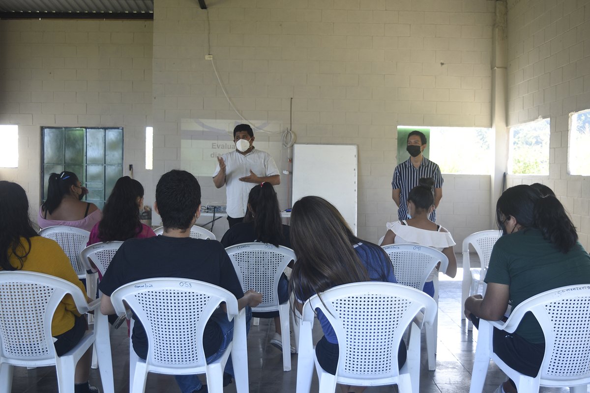 CONEXION_SV's tweet photo. Como parte del proyecto "Instalación de una Red Inalámbrica Comunitaria" 📡 en alianza con @muni_ilopango, #SVNet y el apoyo de @ISOC_LAC, formamos a jóvenes líderes por medio de un plan de alfabetización digital para que puedan replicar el conocimiento a la comunidad. https://t.co/HEvZfhHmUR