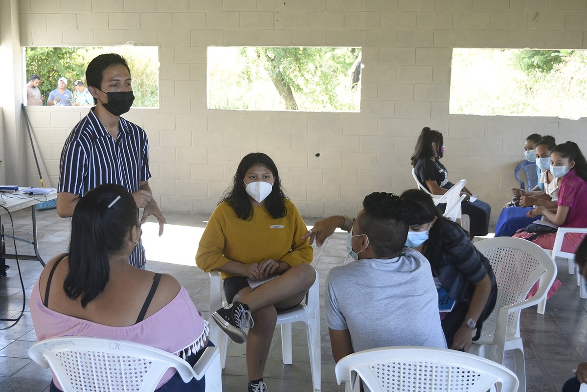 CONEXION_SV's tweet photo. Como parte del proyecto "Instalación de una Red Inalámbrica Comunitaria" 📡 en alianza con @muni_ilopango, #SVNet y el apoyo de @ISOC_LAC, formamos a jóvenes líderes por medio de un plan de alfabetización digital para que puedan replicar el conocimiento a la comunidad. https://t.co/HEvZfhHmUR
