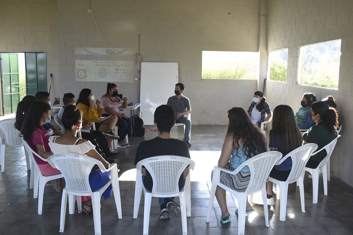CONEXION_SV's tweet photo. Como parte del proyecto "Instalación de una Red Inalámbrica Comunitaria" 📡 en alianza con @muni_ilopango, #SVNet y el apoyo de @ISOC_LAC, formamos a jóvenes líderes por medio de un plan de alfabetización digital para que puedan replicar el conocimiento a la comunidad. https://t.co/HEvZfhHmUR