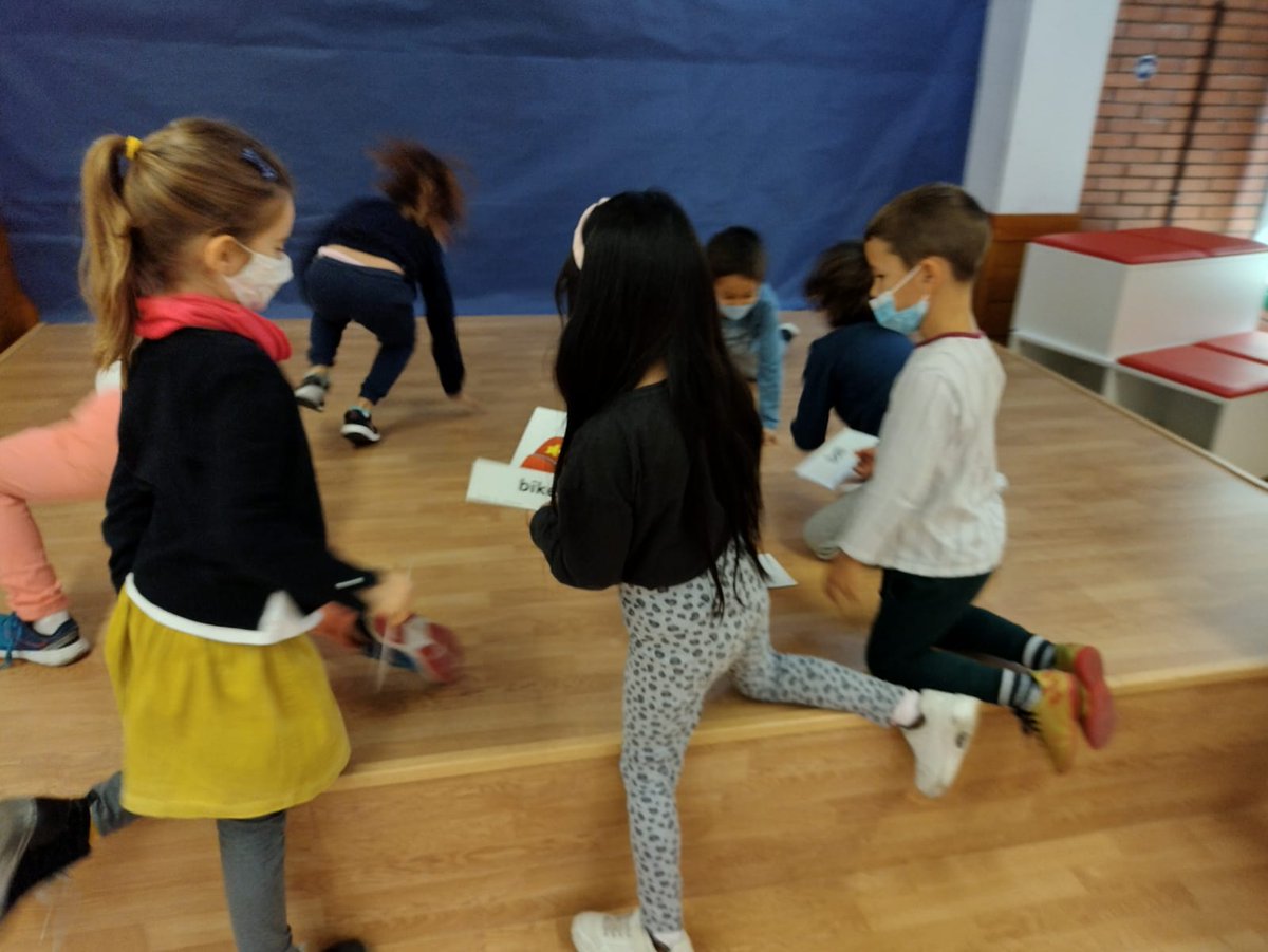 grasisoler's tweet photo. 1st grader helping each other match words to pictures while keeping loving in a big space.
#vocabulary
#lexic
#English https://t.co/EZqEm0PKnS