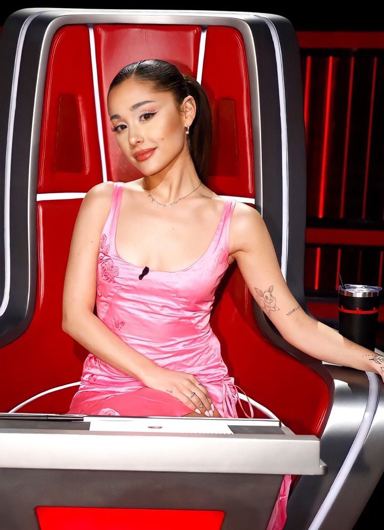 comfortboca's tweet photo. ariana grande. https://t.co/t10lkIPzS0