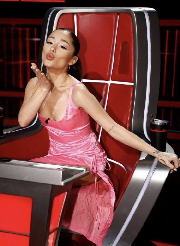 comfortboca's tweet photo. ariana grande. https://t.co/t10lkIPzS0