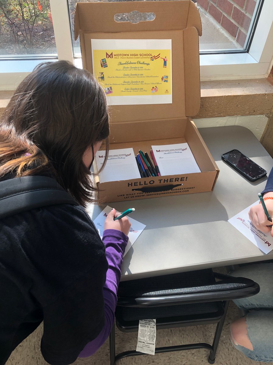 MidtownFBLA's tweet photo. This week @APSMidtown, students of @MidtownFBLA are setting up a booth for students to write a thankful note to teachers, staff, administrators, bus drivers, and family and friends @thebetsybockman #fbla #gafbla #coy #gafblacoy22 https://t.co/3jPM7bZtYb