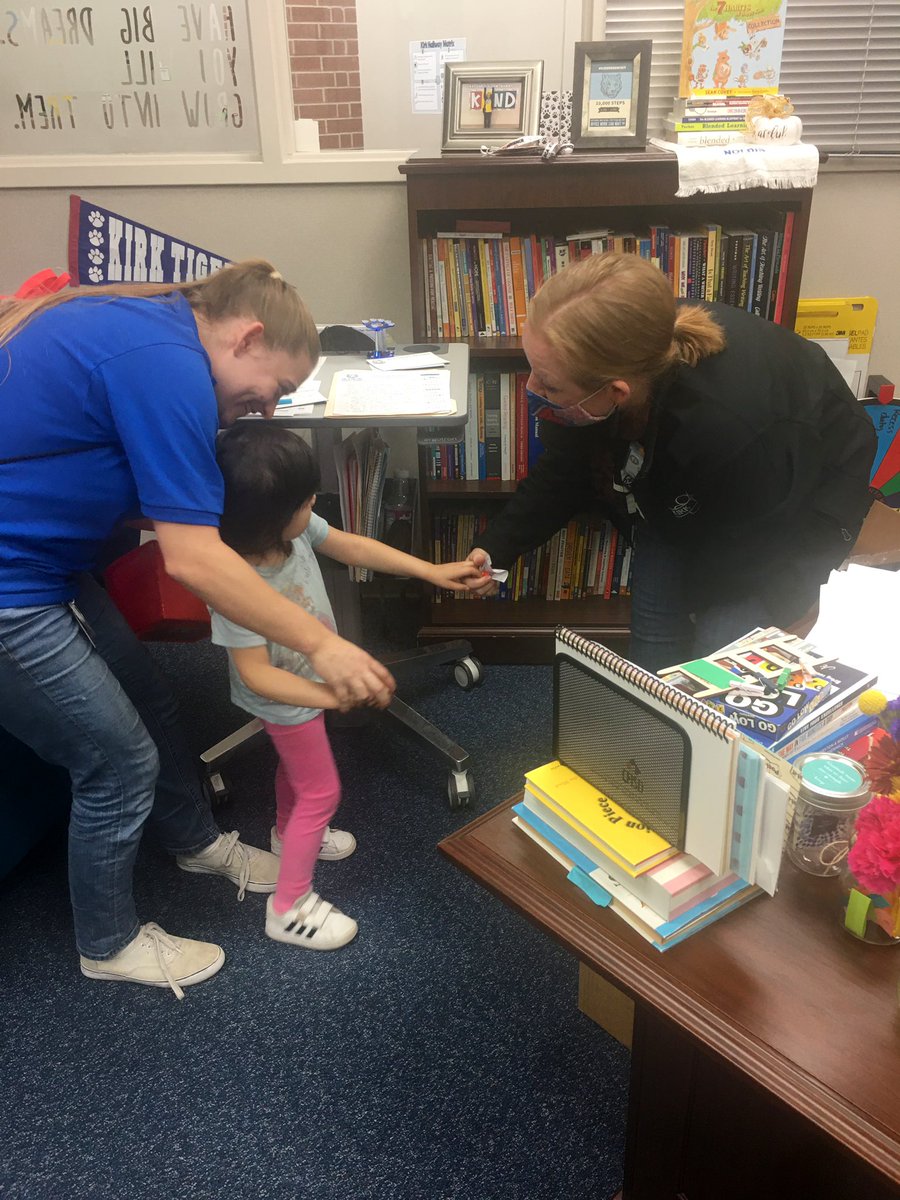 MsIrvin3's tweet photo. Loved getting to spread a little kindness last Friday! A sweet treat and a kind smile go a long way. #kirkadventures22 #WorldKindnessDay https://t.co/7pGlNmAKgh