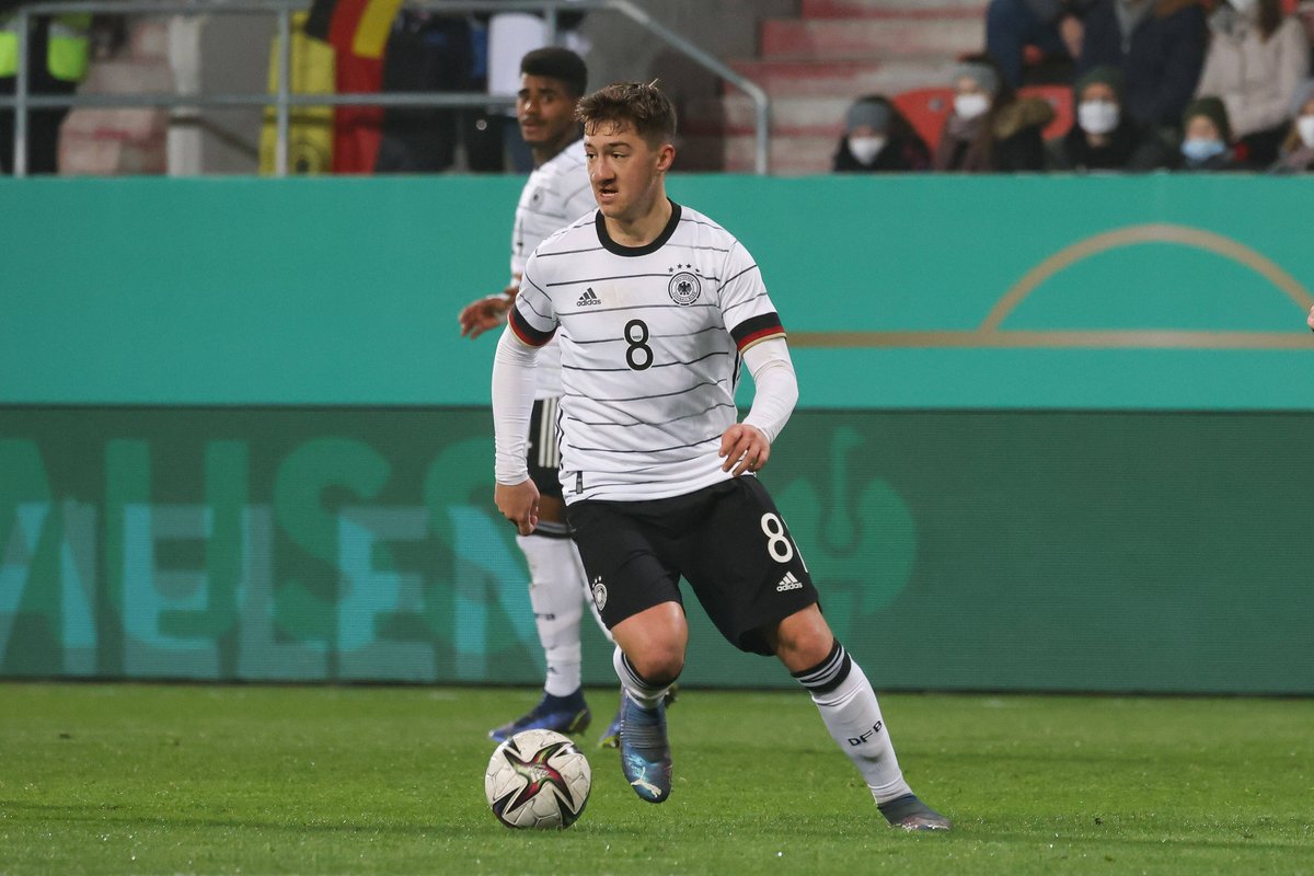 DFBNachwuchs's tweet photo. 🗨️ Angelo #Stiller nach #GERSMR:
"Das war eine Steigerung im Vergleich zum Polen-Spiel, wobei wir das eine oder andere Tor mehr noch hätten machen können. Aber wir sind mit der Leistung rundum sehr zufrieden."

#HERZZEIGEN #U21 | 📸 Imago https://t.co/b28xAC21Gi