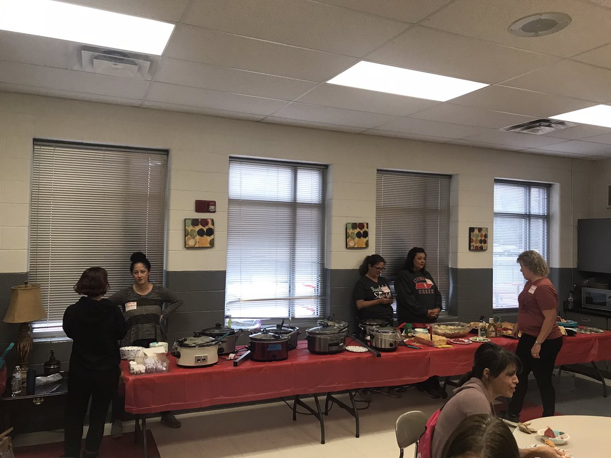 mcmeen_ela's tweet photo. Thank you so much Falcon parents! The food was delicious! @SCMFalcons #strawberrycakeheaven #deliciousitalian https://t.co/EM9ontZs89